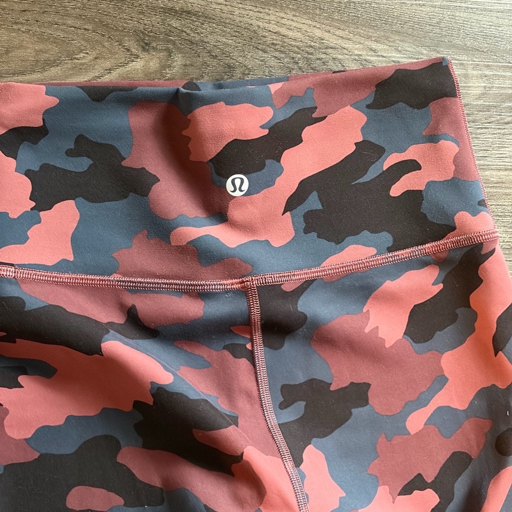 Lululemon Wunder Under High-Rise Tight 25" in Heritage Camo Smoky Red Night Sea - Picture 5 of 7